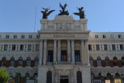 Mediante suscripción a través de la web del ministerio 