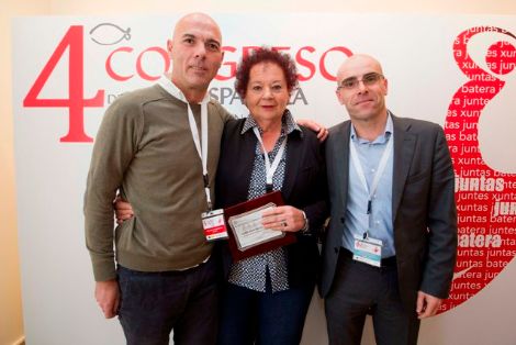De izq. a dcha. Koldo Goitia, técnico de Hazi; Mª Pilar Uskola, homenajeada, y Leandro Azkue Múgica, Director de Pesca y Acuicultura del País Vasco