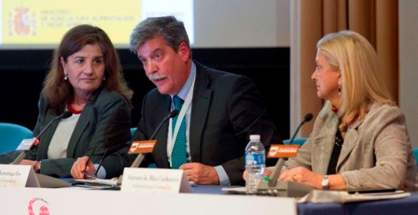 De izq. a dcha. Mª del Mar Sáez, Jefa de Servicio de Política Horizontal de la Subdirección Gral. de Economía Pesquera; Carlos Larrañaga, Director...
