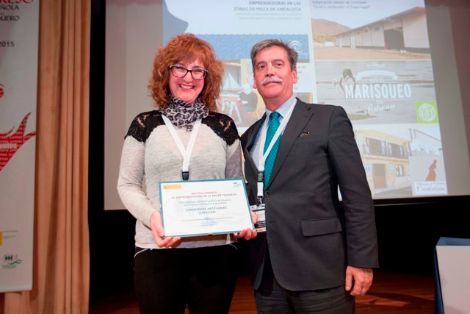 Entrega de reconocimientos al "Emprendimiento de la mujer pesquera" a la iniciativa "Conservas Artesanas Curricán". Recoge el...