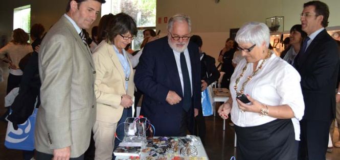 Samuel Juárez, Rosa Quintana, Miguel Arias Cañete y Alberto Núñez Feijoo visitando la exposición "Artesanía de Galicia".