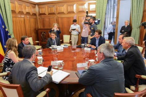Hoy, tras una primera reunión mantenida con OPAs y Cooperativas Agro-alimentarias, en la sede del Ministerio