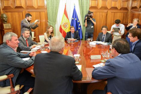 Hoy, tras una primera reunión mantenida con OPAs y Cooperativas Agro-alimentarias, en la sede del Ministerio