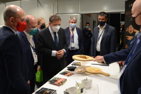 DURANTE SU VISITA A LA FERIA “MADRID FUSIÓN-ALIMENTOS DE ESPAÑA 