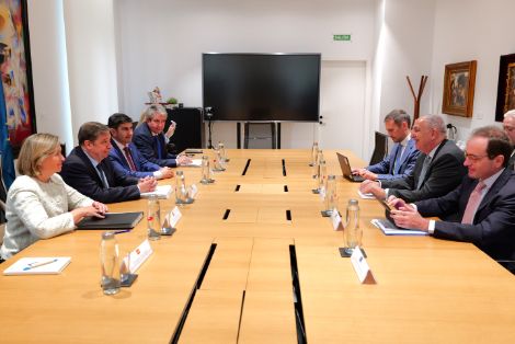 Hoy, en Vigo, junto al comisario europeo Costa Kadis